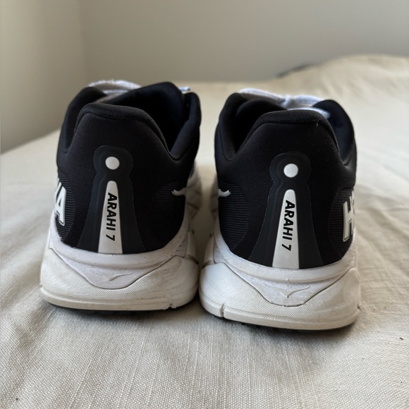 Hoka Black and White Wide Arahi Sneakers Size 11 - Picture 3 of 6